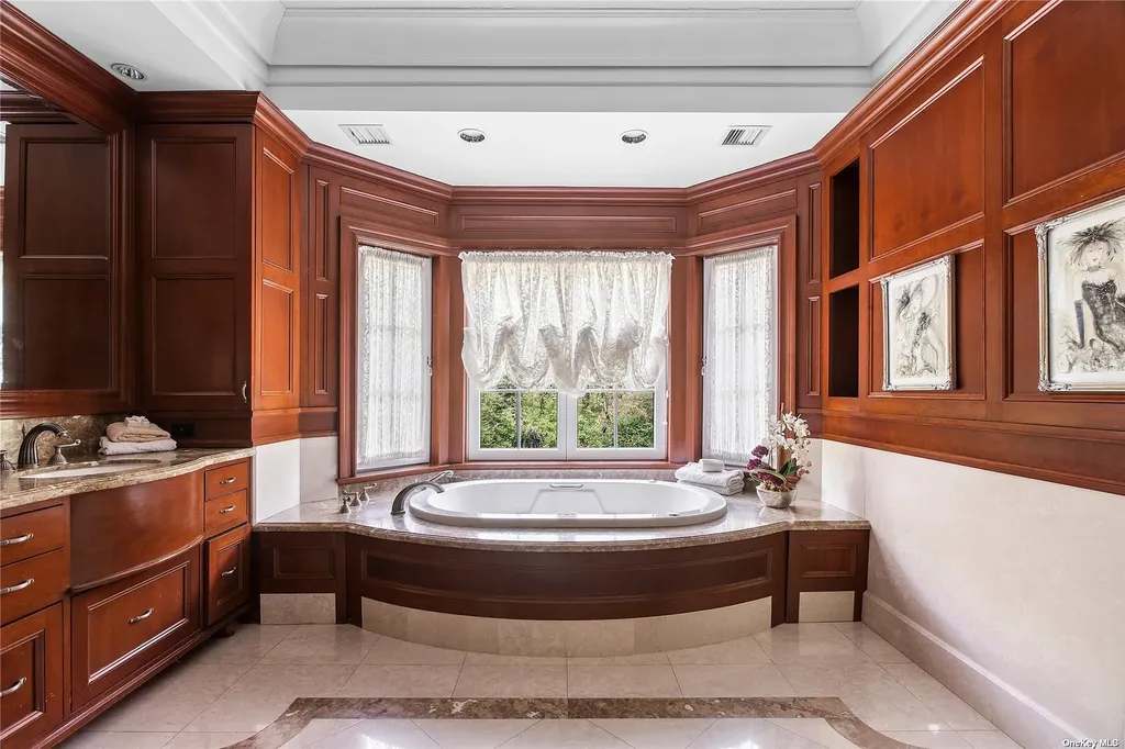 10 Orchard Lane Old Westbury NY 11568