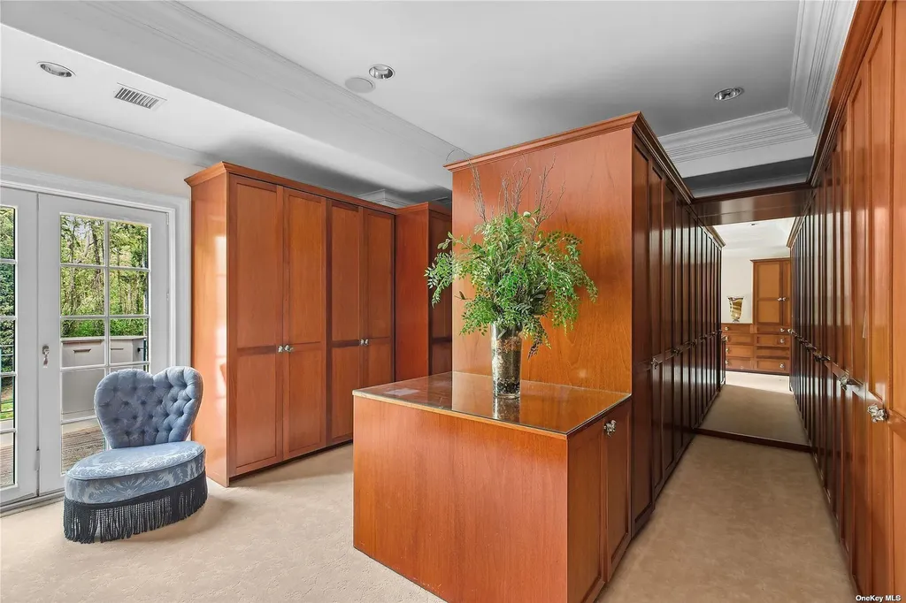 10 Orchard Lane Old Westbury NY 11568