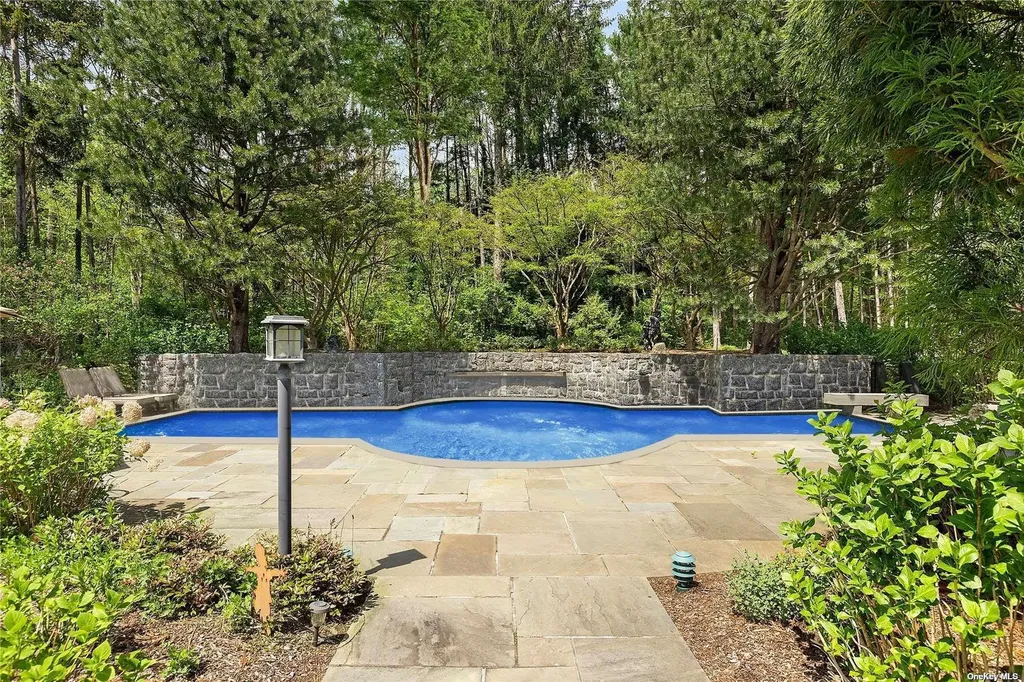 10 Orchard Lane Old Westbury NY 11568