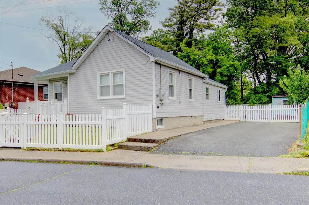 465 Eureka Avenue Elmont NY 11003