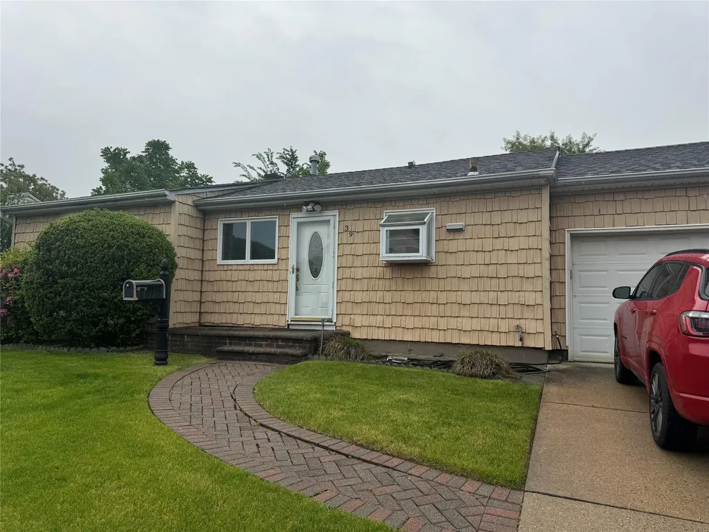 39 Charlotte Place Plainview NY 11803