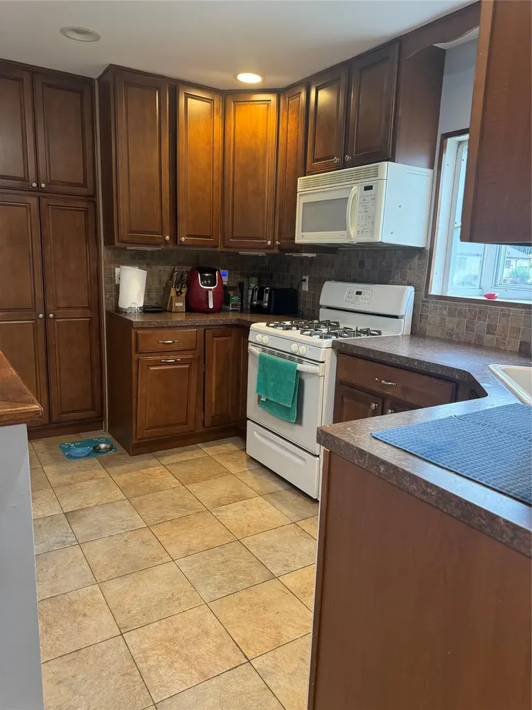 39 Charlotte Place Plainview NY 11803