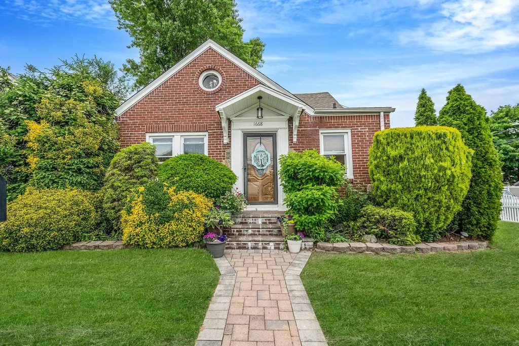 1668 Atherton Avenue Elmont NY 11003