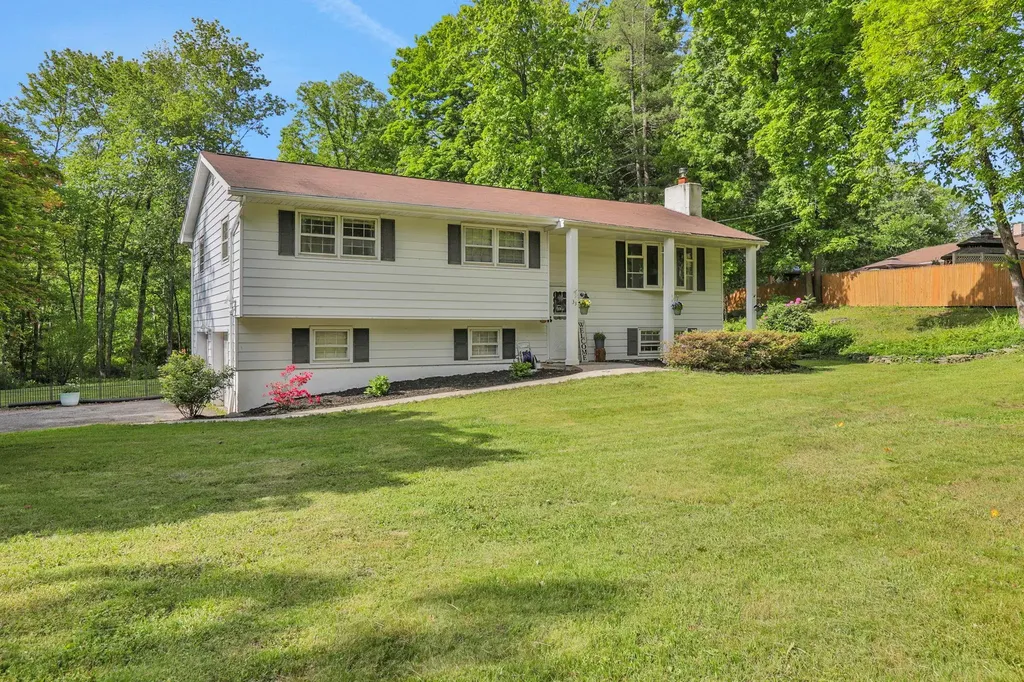 33 Greentree Drive N Hyde Park NY 12538