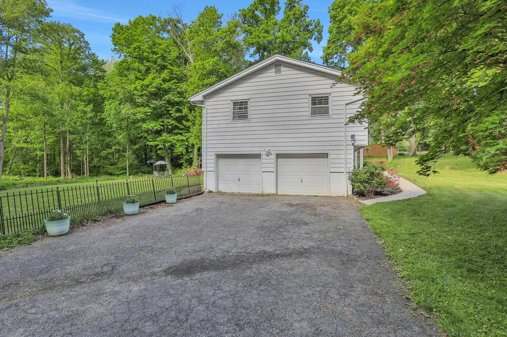 33 Greentree Drive N Hyde Park NY 12538
