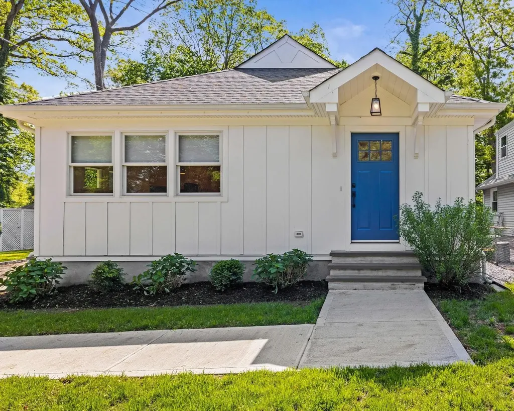 650 Washington Drive Centerport NY 11721