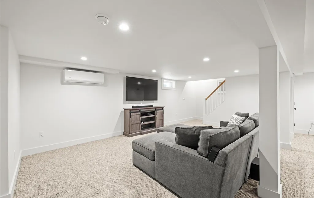 650 Washington Drive Centerport NY 11721