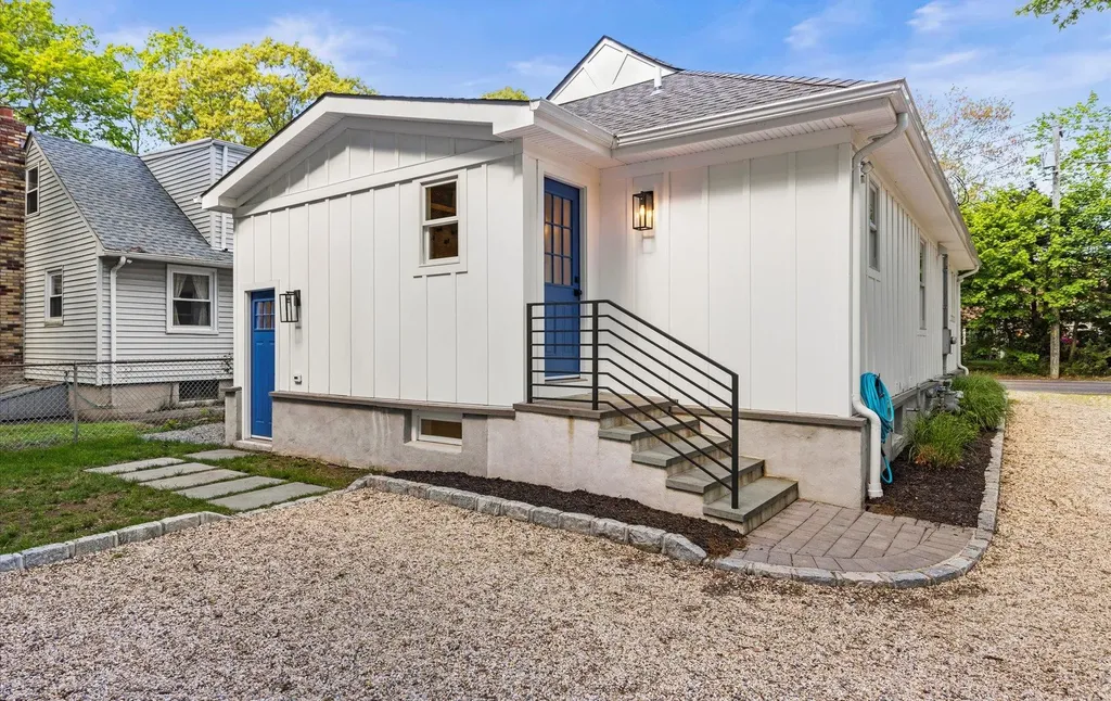 650 Washington Drive Centerport NY 11721