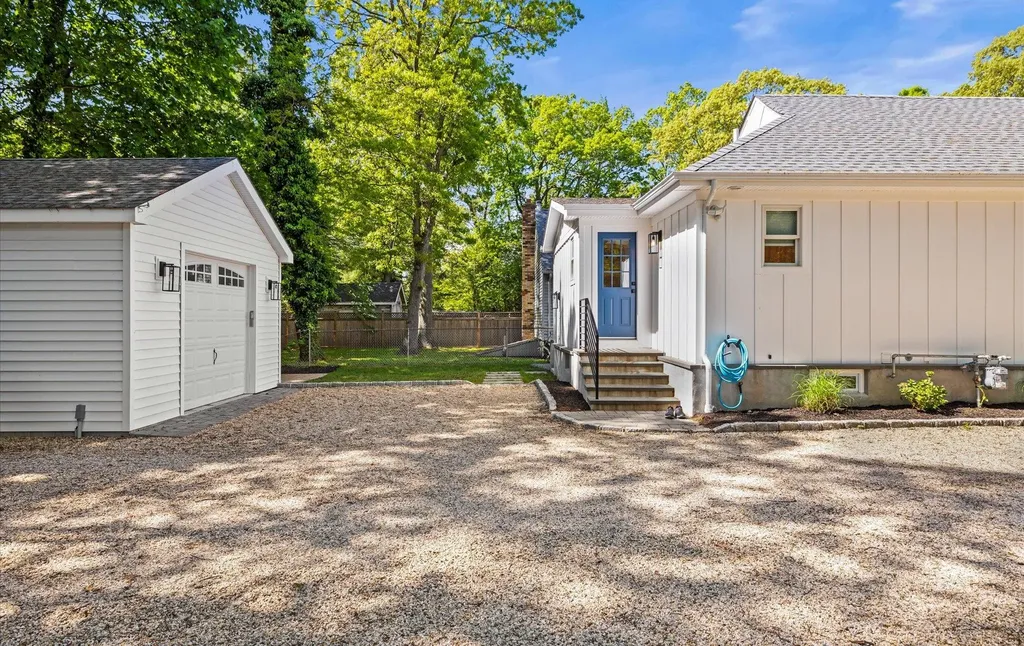 650 Washington Drive Centerport NY 11721