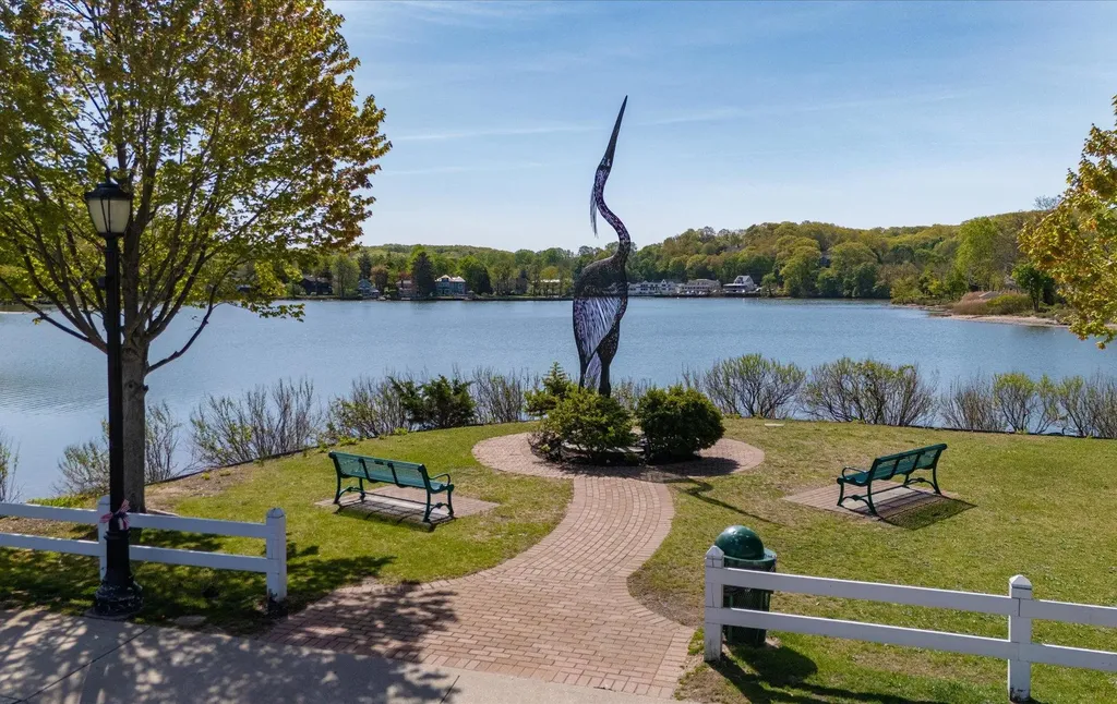 650 Washington Drive Centerport NY 11721