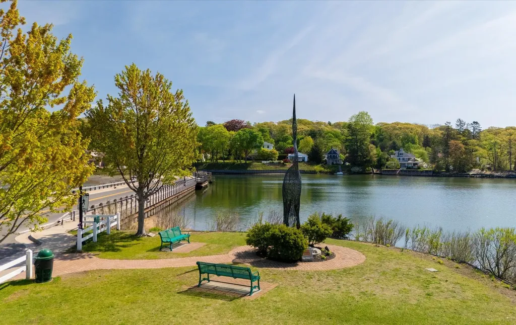 650 Washington Drive Centerport NY 11721
