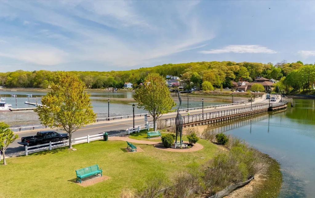 650 Washington Drive Centerport NY 11721