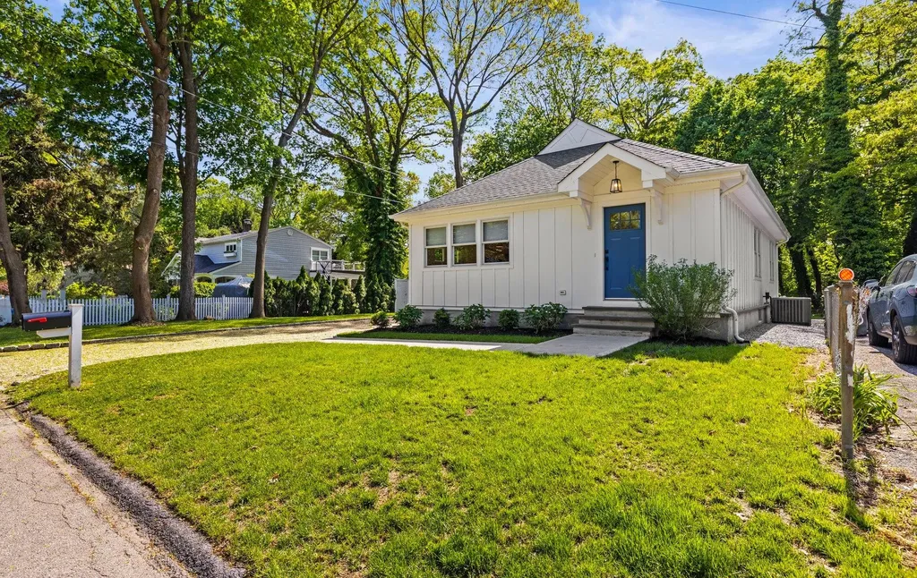 650 Washington Drive Centerport NY 11721