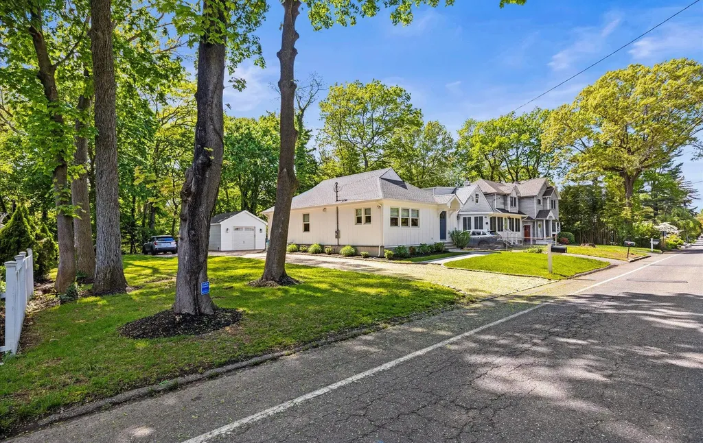 650 Washington Drive Centerport NY 11721