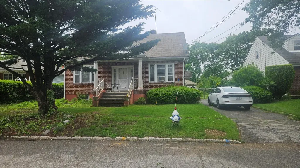 37 Netz Place Albertson NY 11507