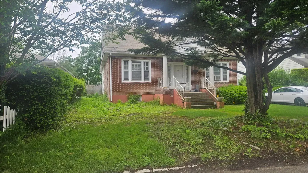 37 Netz Place Albertson NY 11507