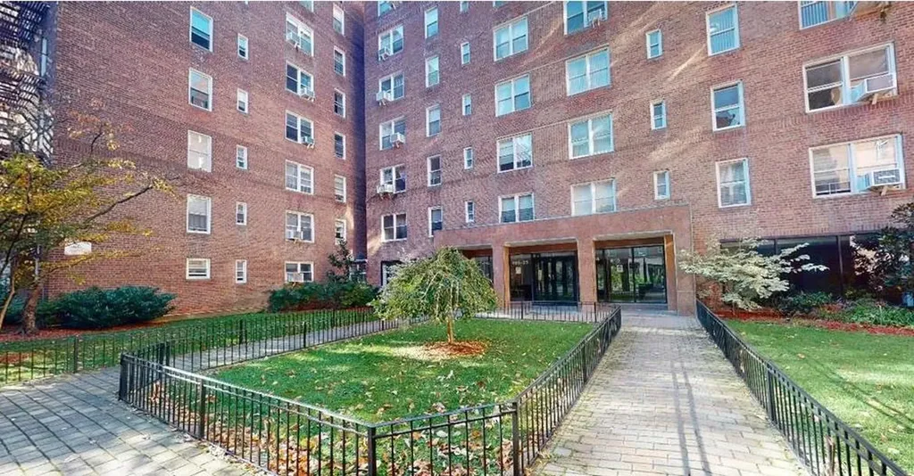 105-24 64 Forest Hills NY 11375