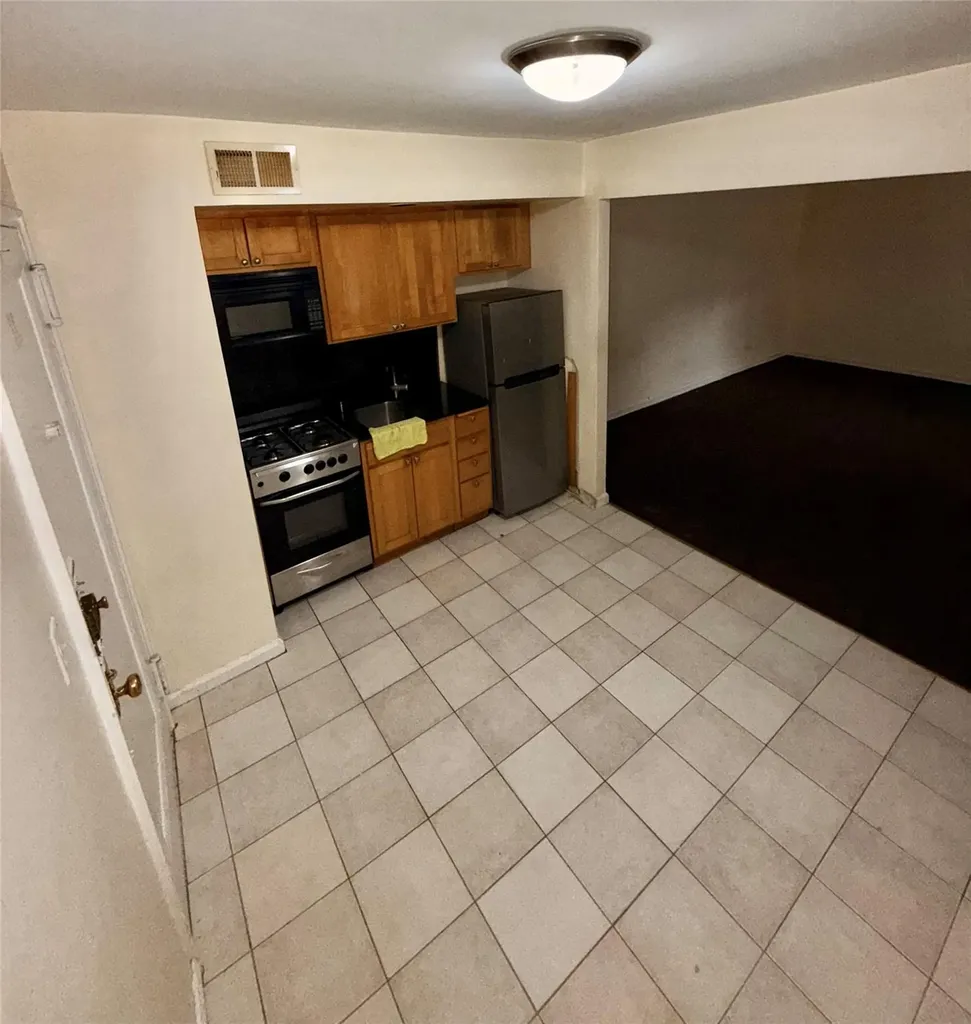 105-24 64 Forest Hills NY 11375