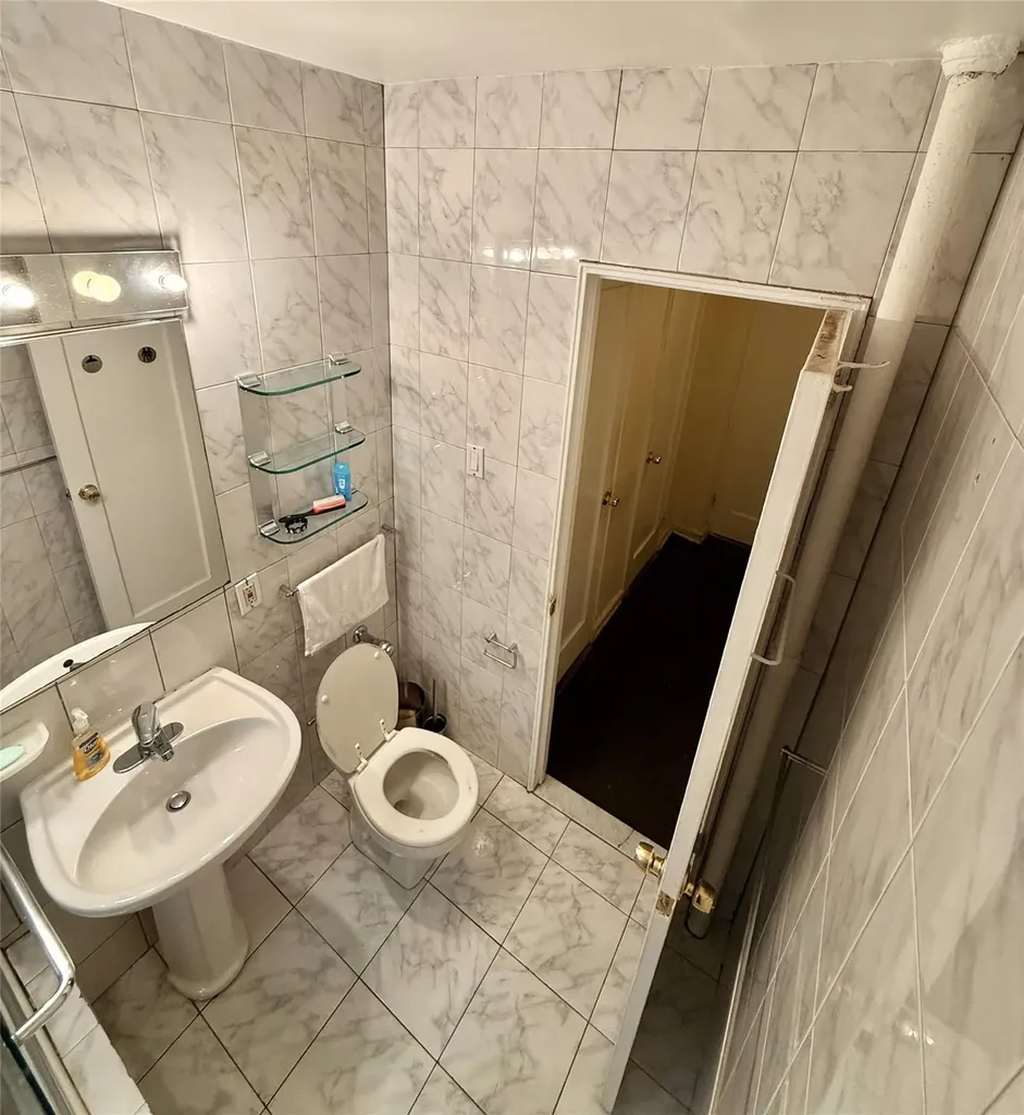 105-24 64 Forest Hills NY 11375