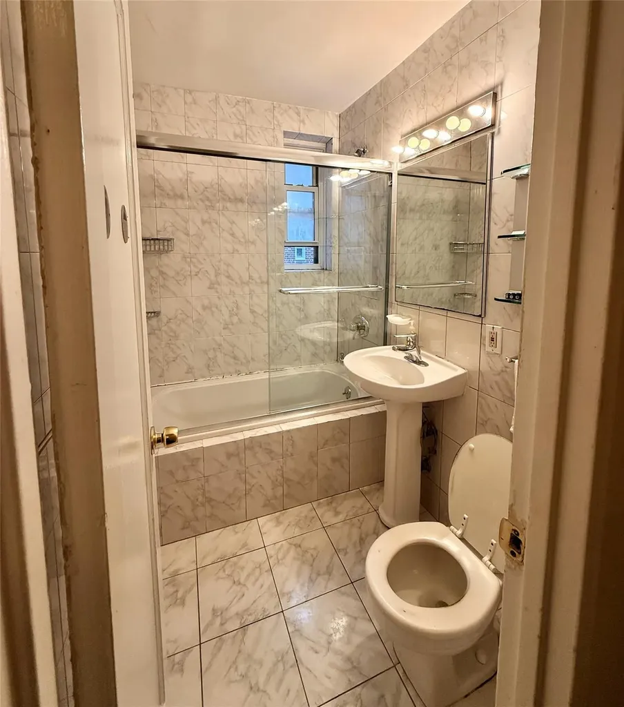 105-24 64 Forest Hills NY 11375