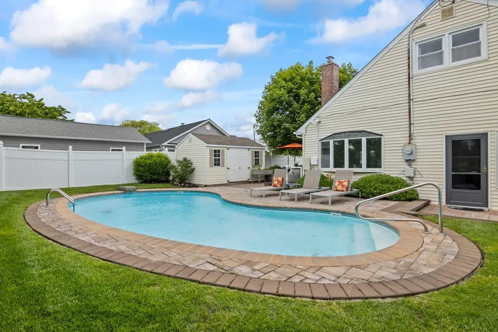 6 West Shore Road Bay Shore NY 11706