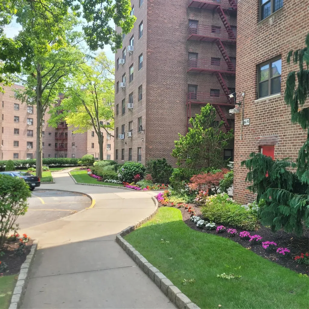 86 -70 Francis Lewis Holliswood NY 11427