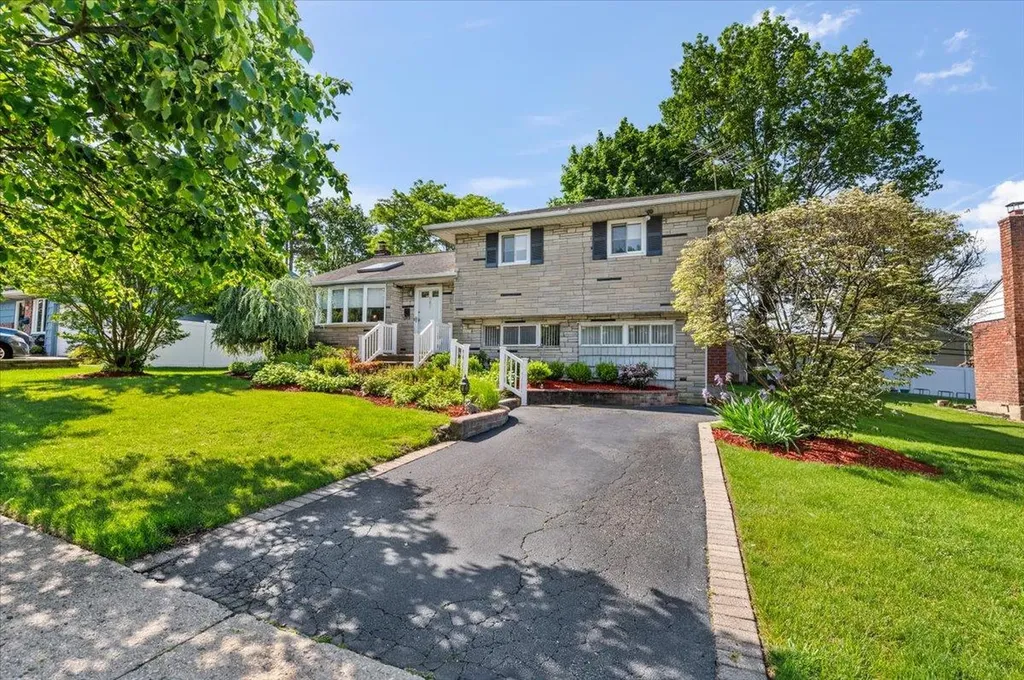 11 Halcourt Drive Plainview NY 11803