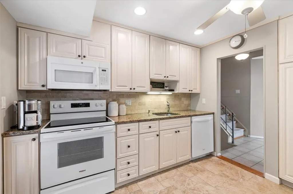 11 Halcourt Drive Plainview NY 11803