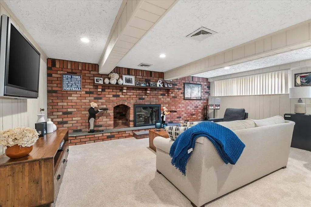 11 Halcourt Drive Plainview NY 11803