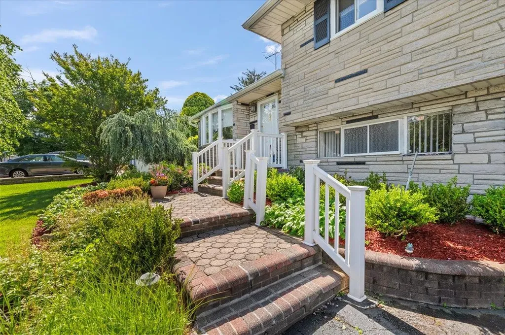11 Halcourt Drive Plainview NY 11803