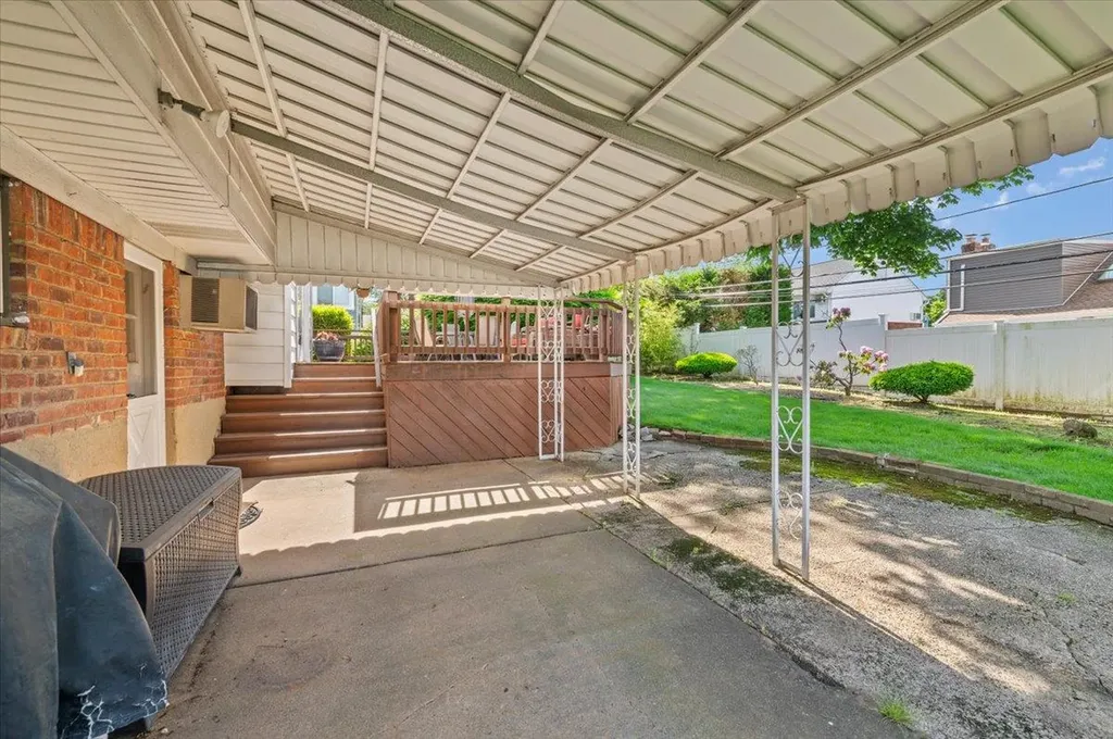 11 Halcourt Drive Plainview NY 11803