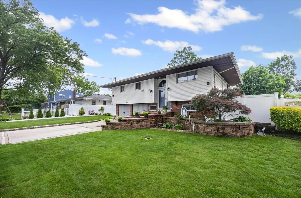 24 Sugarwood Lane Commack NY 11725