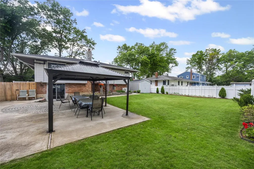 24 Sugarwood Lane Commack NY 11725