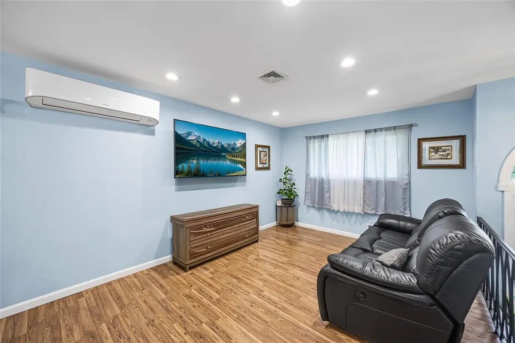 24 Sugarwood Lane Commack NY 11725