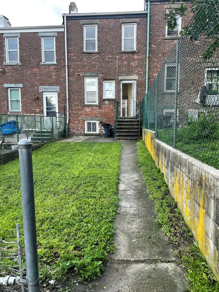 32 Moquette Row S Yonkers NY 10703