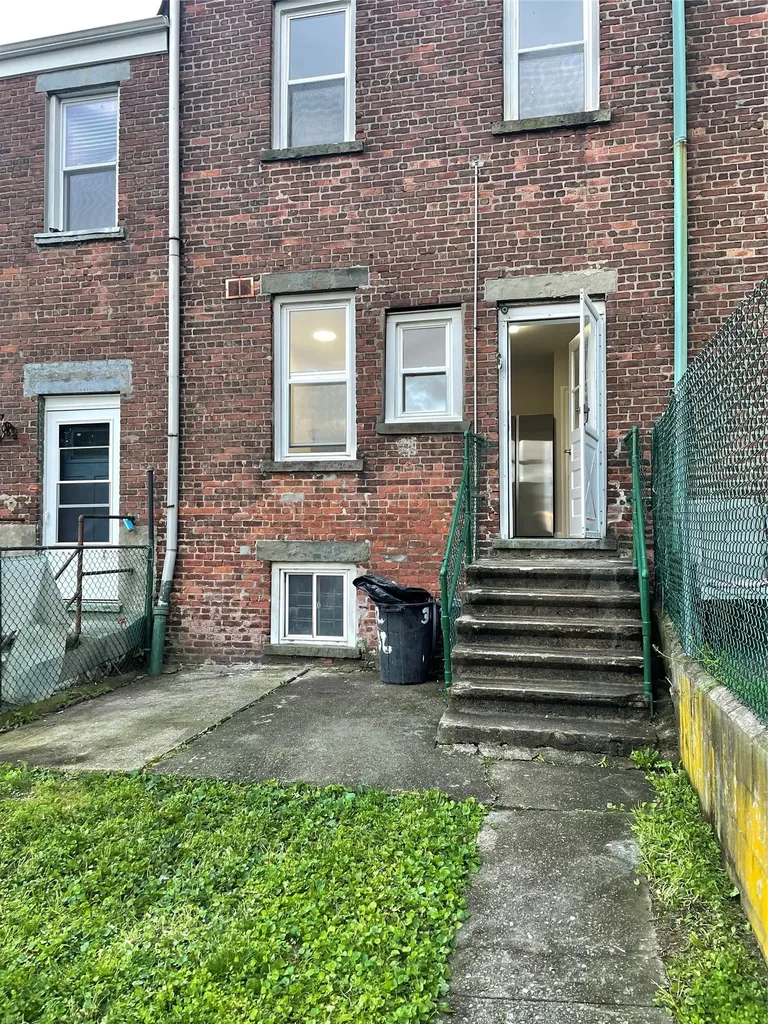32 Moquette Row S Yonkers NY 10703