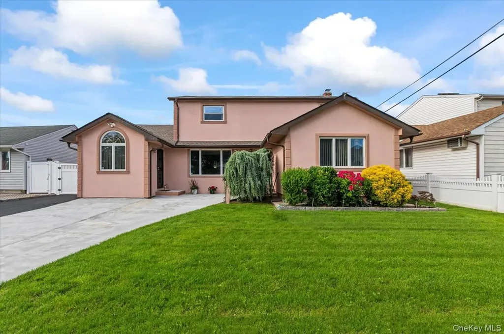 61 Cheshire Road Bethpage NY 11714