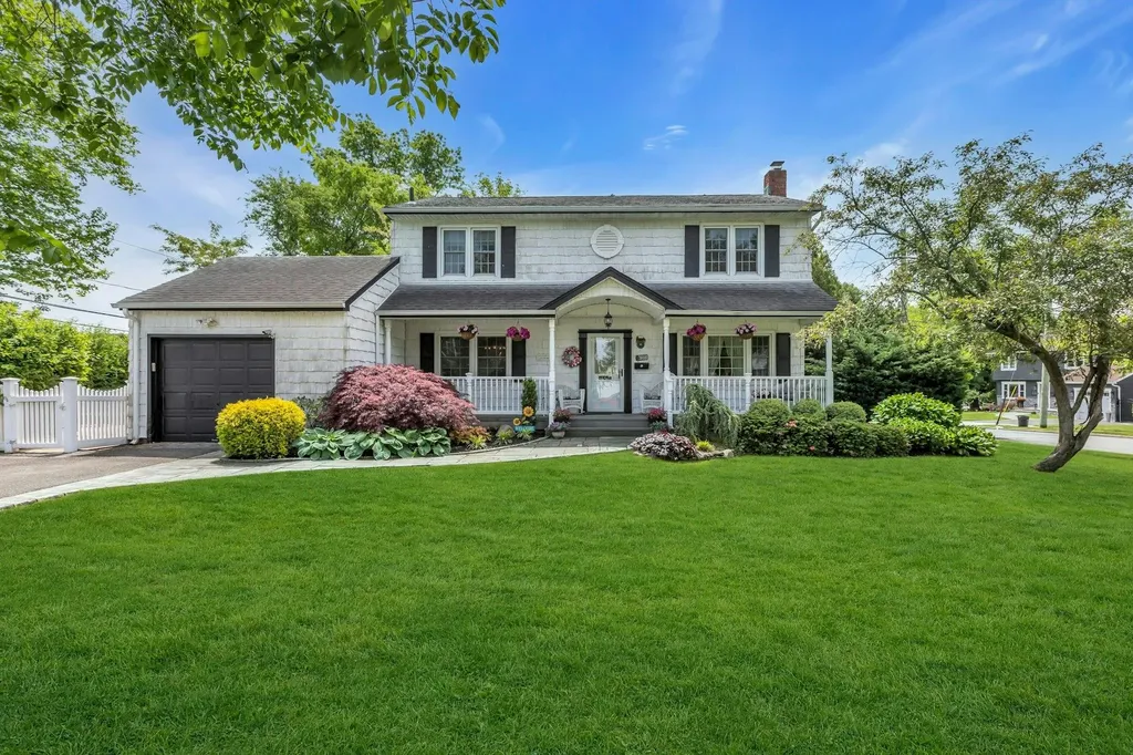 28 Bradford Road Plainview NY 11803