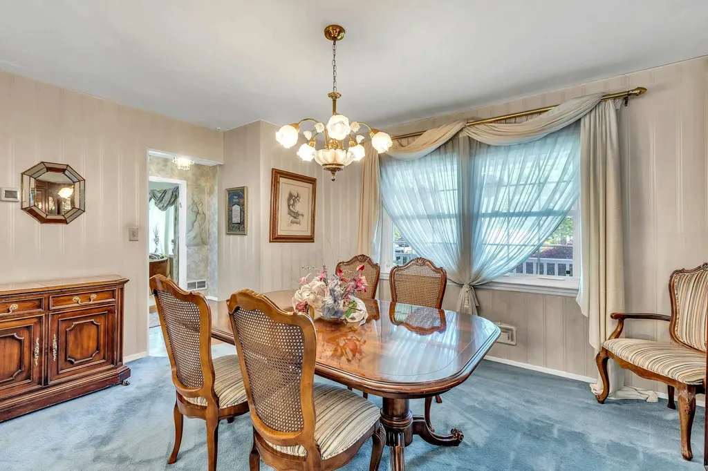 28 Bradford Road Plainview NY 11803