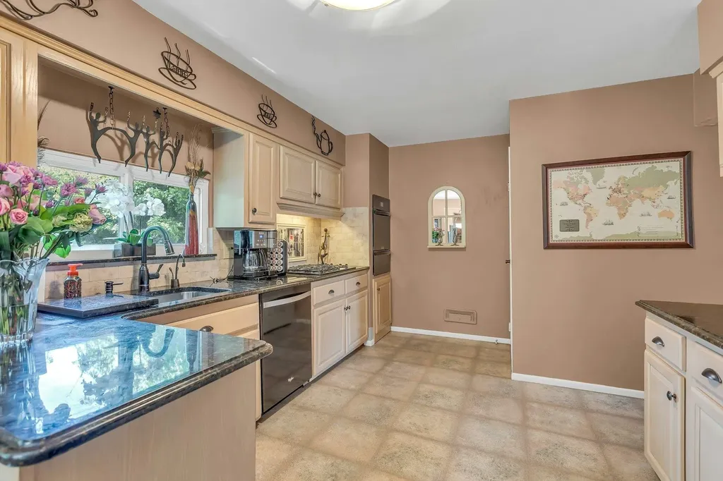 28 Bradford Road Plainview NY 11803