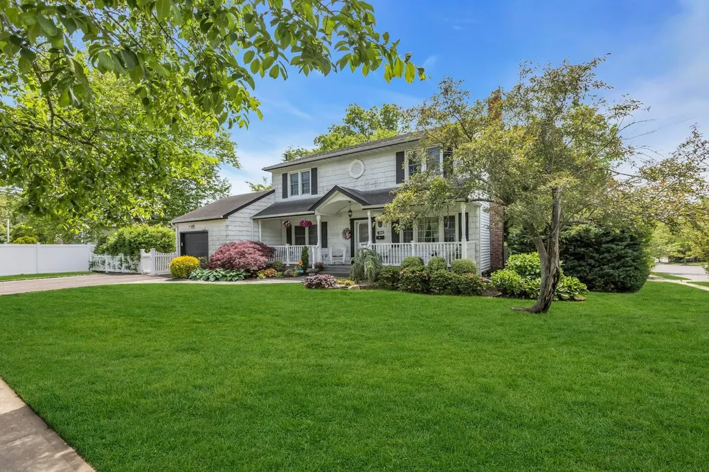 28 Bradford Road Plainview NY 11803
