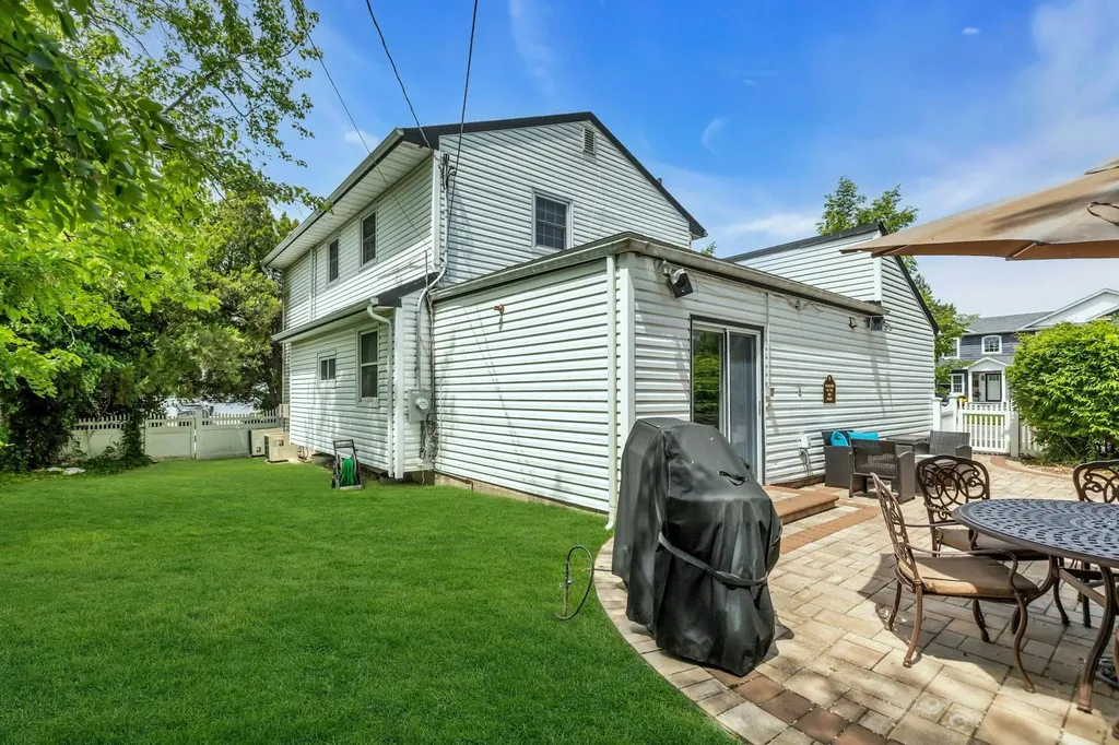 28 Bradford Road Plainview NY 11803