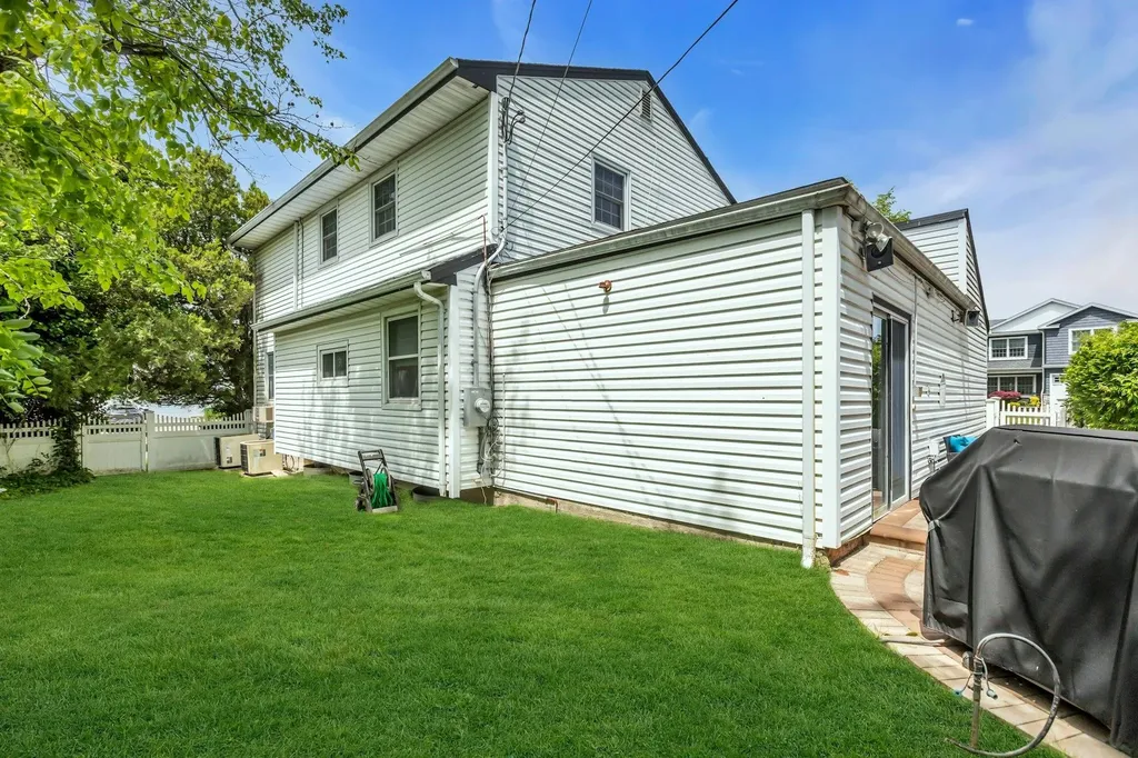 28 Bradford Road Plainview NY 11803