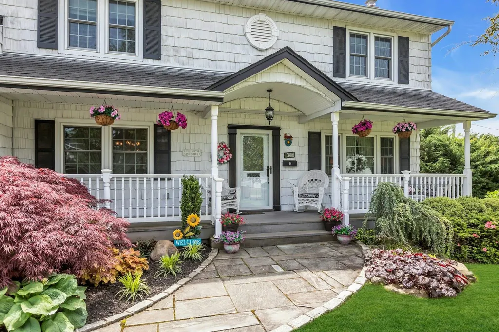 28 Bradford Road Plainview NY 11803