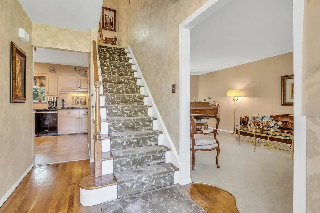 28 Bradford Road Plainview NY 11803
