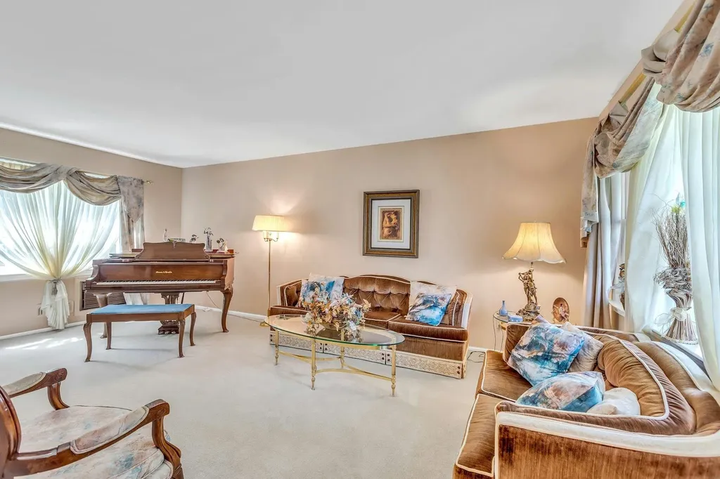 28 Bradford Road Plainview NY 11803