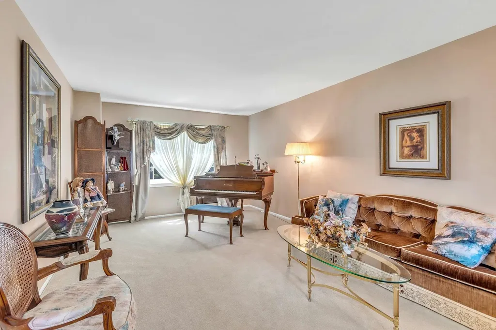 28 Bradford Road Plainview NY 11803