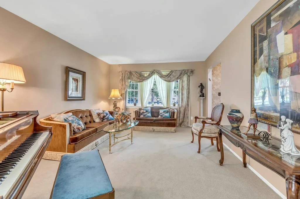28 Bradford Road Plainview NY 11803