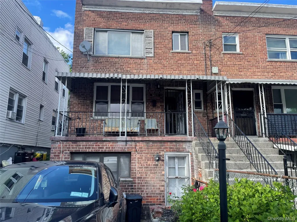 1037 E 214th Street Bronx NY 10469