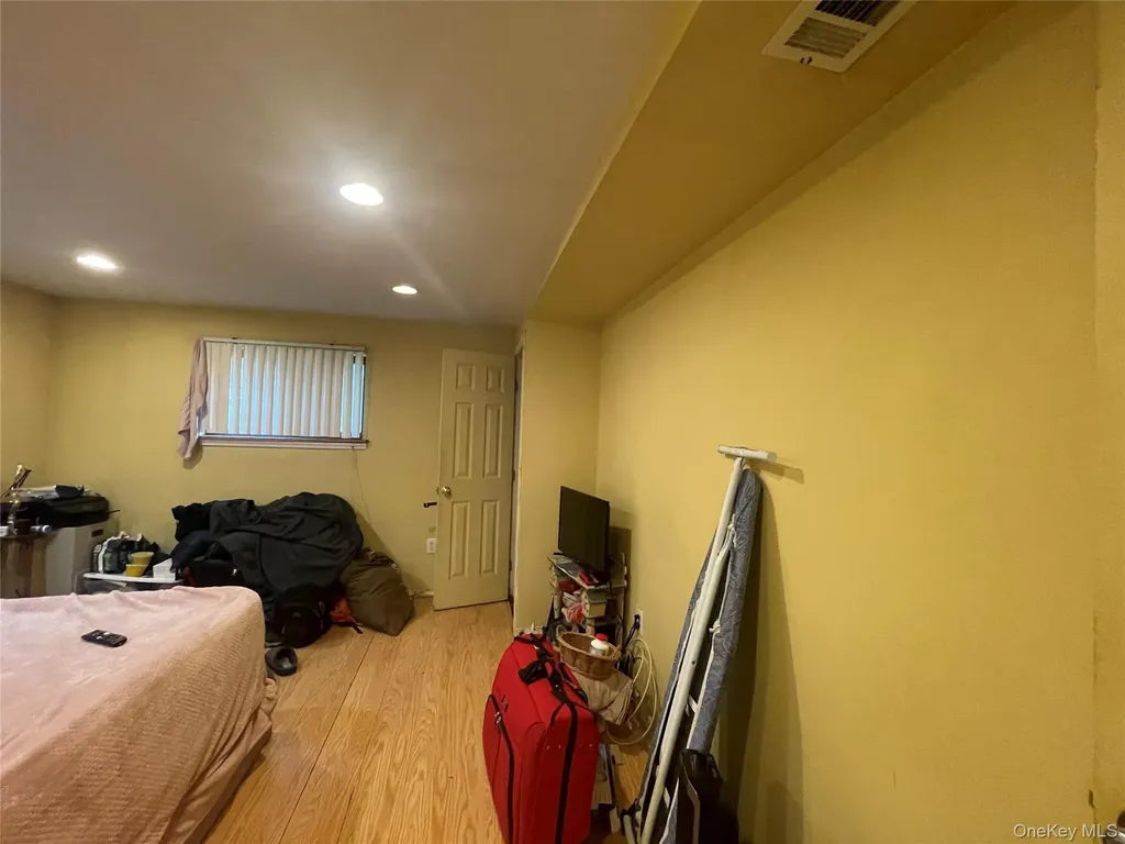 1037 E 214th Street Bronx NY 10469